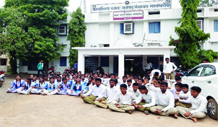 समस्याओं से तंग आकर विद्यार्थियों ने लगाया स्कूल में ताला