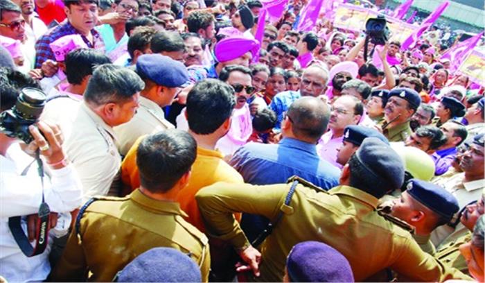 जनता कांग्रेस ने घेरा जिलाधीश कार्यालय