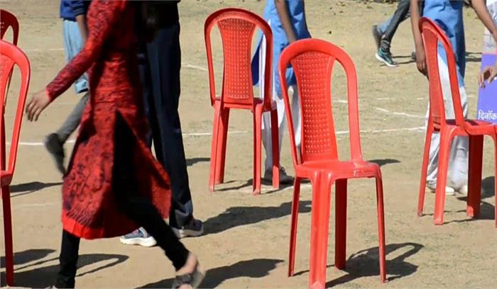 कुर्सी दौड़ में पानू प्रथम, सरला द्वितीय