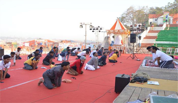 छत्तीसगढ़ योग आयोग द्वारा राजिम मेला में करा रहे योगाभ्यास