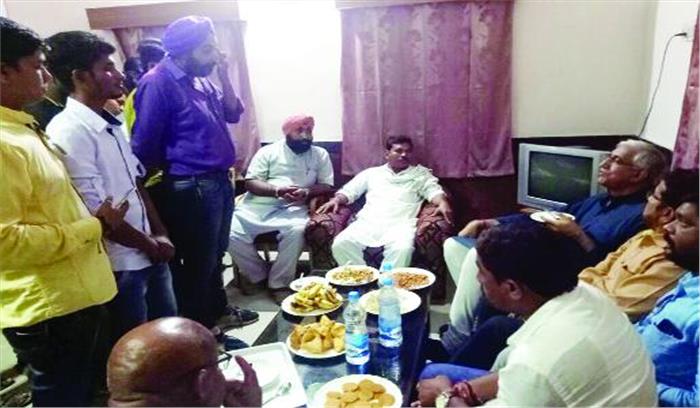 खस्ताहाल सड़क को लेकर नेता प्रतिपक्ष को ज्ञापन