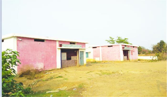 आबकारी अधिकारियों के संरक्षण में शराब की अवैध बिक्री