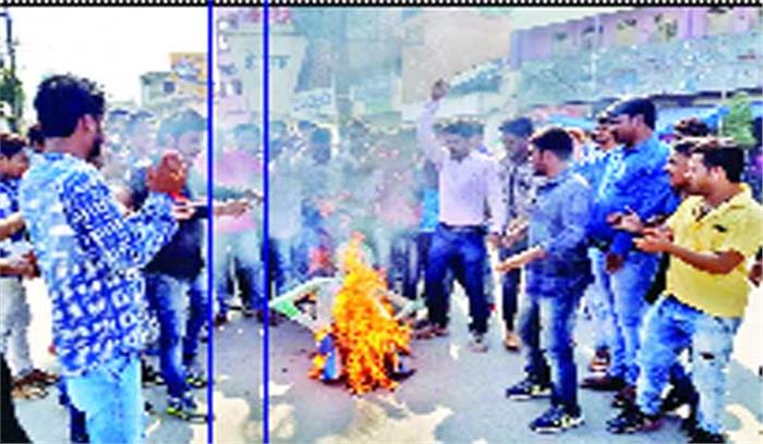 छात्र नेता को जेल भेजने के विरोध में सीएम का पुतला जलाया