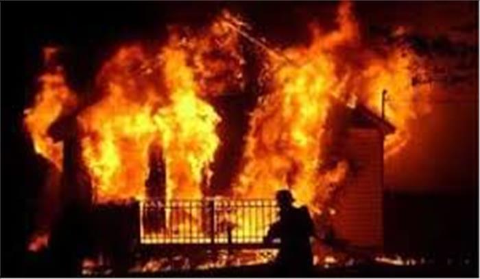 आग में फसे चार लोगों को बचाया गया