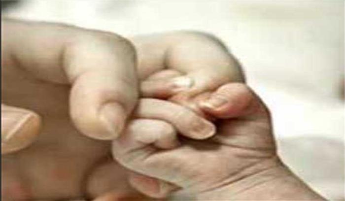 हालात से तंग आकर मां ने अपनी बच्ची को बेचा हालात से तंग आकर मां ने अपनी बच्ची को बेचा