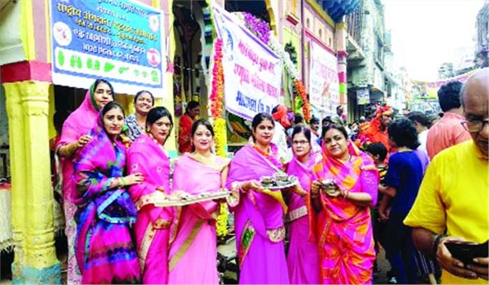 भाटापारा : ब्राहमण समाज की महिलाओ ने बांटा प्रसाद