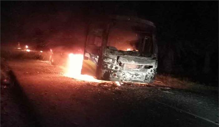 छत्तीसगढ़ के दंतेवाड़ा में नक्सलियों ने तीन वाहन जलाए