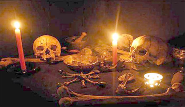 झाड़ फूंक कराने आए युवक ने बैगा परिवार पर किया हमला, युवती की मौत, दो गंभीर झाड़ फूंक कराने आए युवक ने बैगा परिवार पर किया हमला, युवती की मौत, दो गंभीर