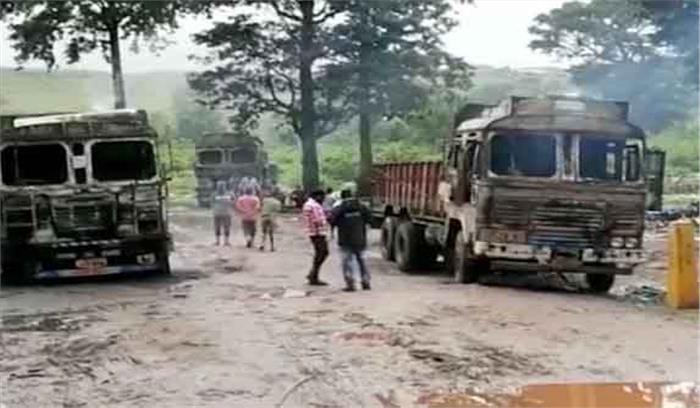 दंतेवाड़ा में नक्सलियों ने लगाई पांच ट्रकों में आग दंतेवाड़ा में नक्सलियों ने लगाई पांच ट्रकों में आग