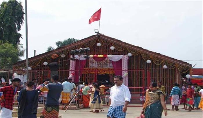 दंतेश्वरी मंदिर में नववर्ष के पहले दिन लगी भक्तों की भीड़