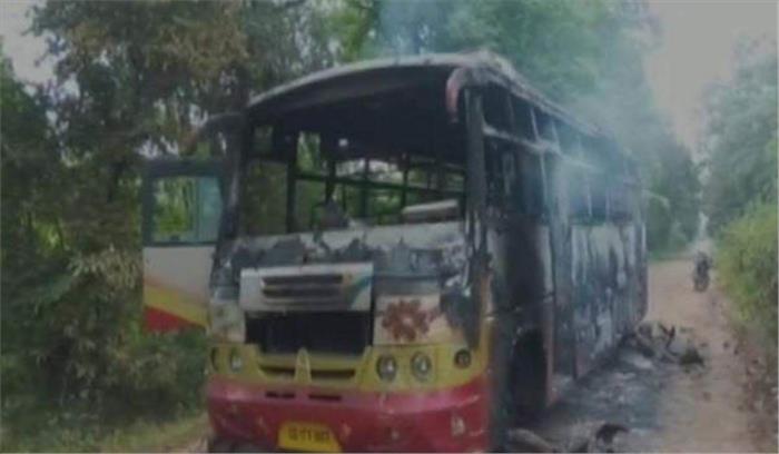 छत्तीसगढ में नक्सलियों ने बस को किया आग के हवाले छत्तीसगढ में नक्सलियों ने बस को किया आग के हवाले