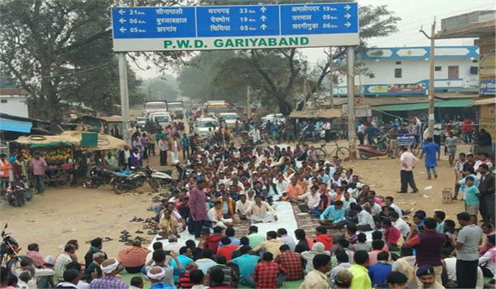 गरियाबंद में किसानों ने चक्का जाम किया