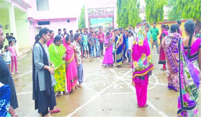 हरेली पर खेल महोत्सव में स्कूली बच्चों ने भाग लिया