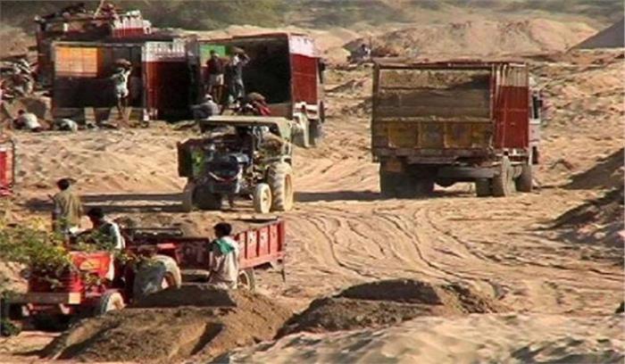 अवैध रेत उत्खनन के मामले में 8 ट्रैक्टर जप्त