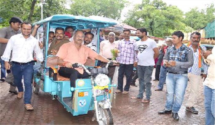 मंत्री बृजमोहन ने चलाया ई रिक्शा