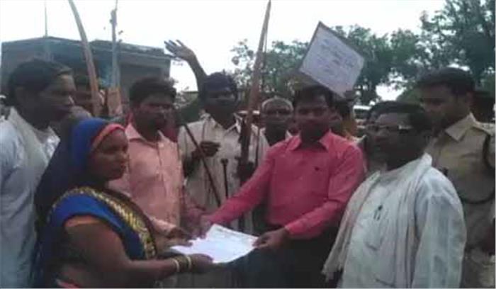  छत्तीसगढ़ के गरियाबंद में पांच सूत्रीय मांगों को लेकर कमार जनजाति की पदयात्रा