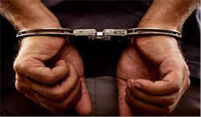 ट्रकवालों से वसूली करने वाले दो गिरफ्तार ट्रकवालों से वसूली करने वाले दो गिरफ्तार