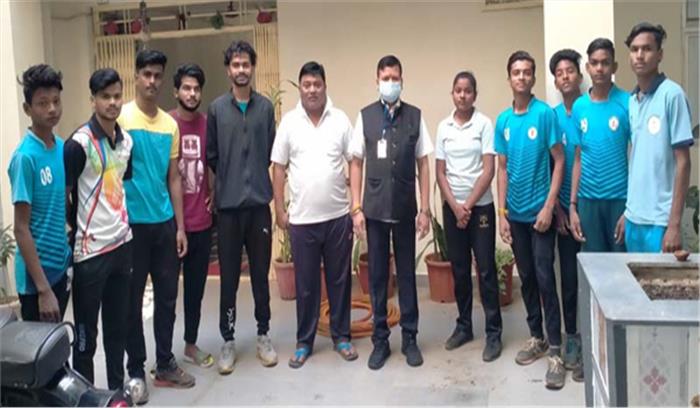 ट्रायल में भाग लेने लिए खिलाड़ी रवाना, संसदीय सचिव से मिले खिलाड़ी