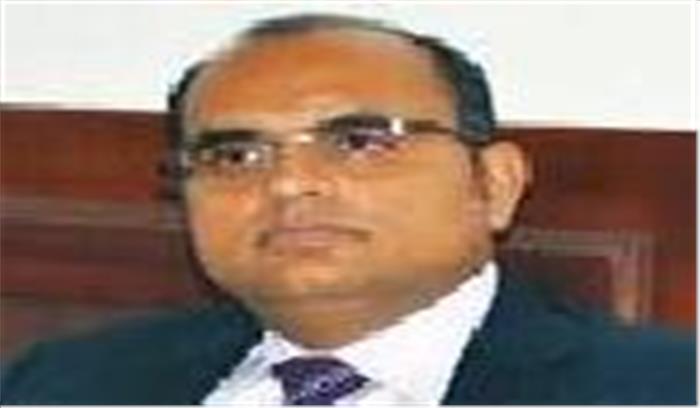 जिला अस्पताल में मरीजों को गार्ड लगा रहे टांके!