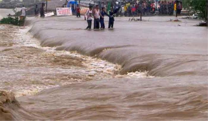 छत्तीसगढ़ में बाढ़ जैसे हालात, सड़कें पानी में डूबी