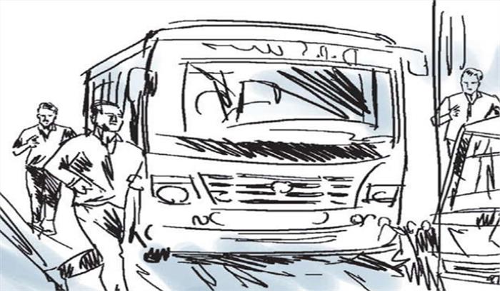 छत्तीसगढ़ में ट्रक का ब्रेक हुआ फेल,  दुकान में घुसा ट्रक