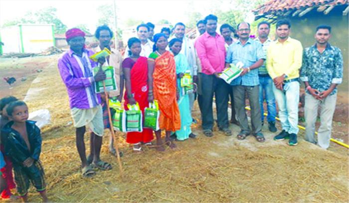 ढोलपिट्टा में आदिवासियों को बांटे गये नि:शुल्क सब्जियों के बीज