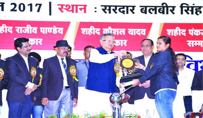 मुख्यमंत्री ने व्हालीबॉल खिलाड़ी पायल को किया सम्मानित