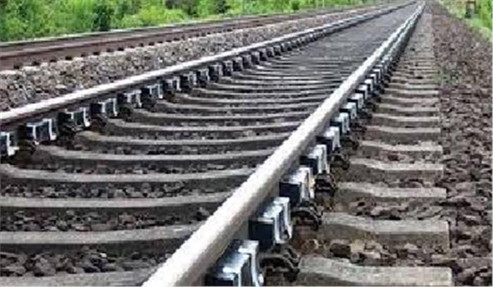 पंचायत सचिव ने की रेल से कटकर जान देने की कोशिश