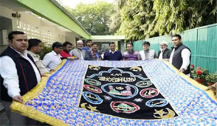 मुख्यमंत्री केजरीवाल ने अजमेर शरीफ में विशेष तरह की चादर पेश की