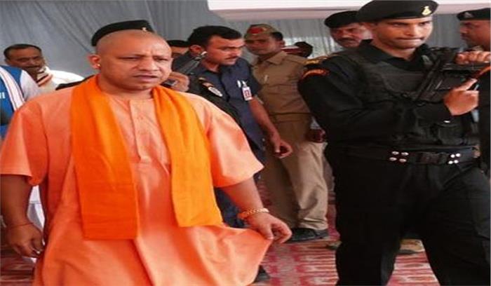 दो दिवसीय दौरे पर गोरखपुर पहुंचे सीएम योगी