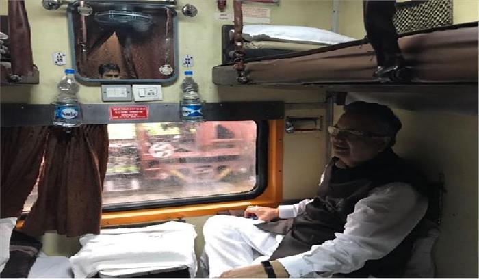 सीएम ट्रेन से वापस, खूब भाया सफर