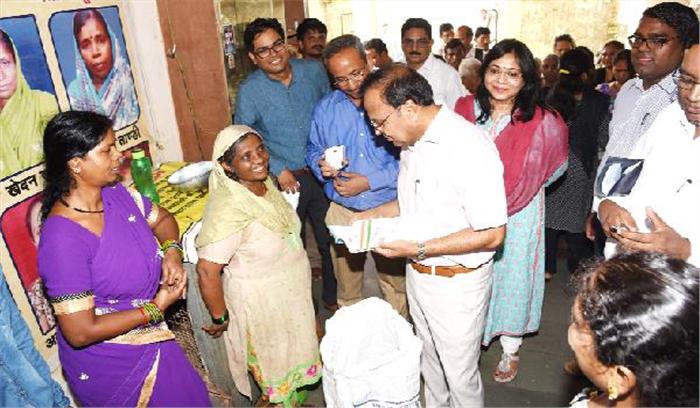 मुख्य सचिव ढांड पहुंचे राशन दुकान