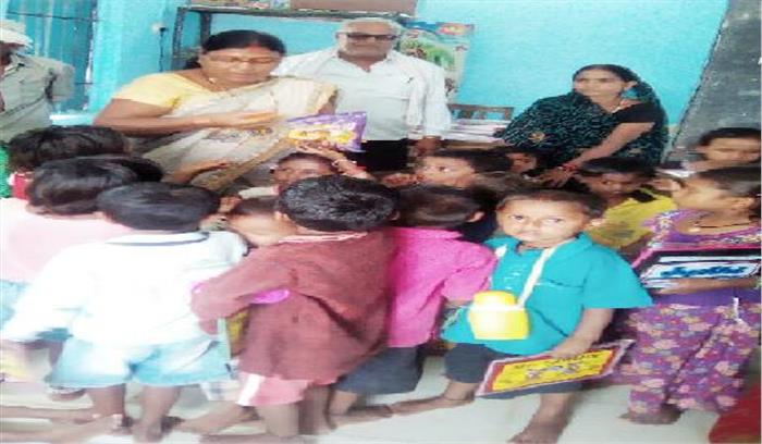 प्रधान पाठिका ने आंगनबाड़ी के नन्हों को शिक्षण सामग्री बांटी