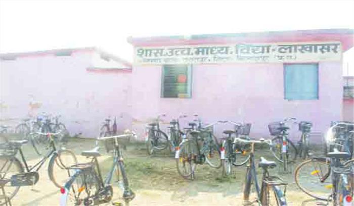 घोषणा के 5 साल बाद भी नहीं बना हाईस्कूल भवन