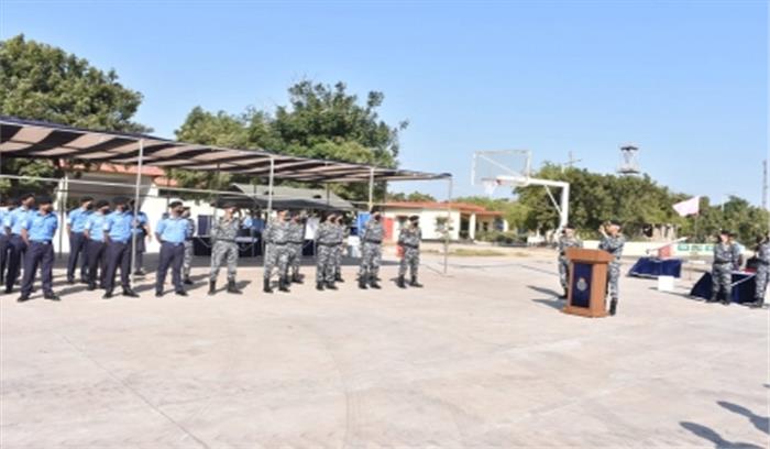 नौसेना प्रमुख ने गुजरात में सुरक्षा स्थिति की समीक्षा की नौसेना प्रमुख ने गुजरात में सुरक्षा स्थिति की समीक्षा की