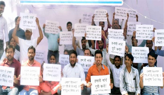 7वें वेतन आयोग को लेकर पीजीआई के रेजीडेंट डॉक्टरों ने की हड़ताल