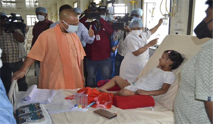 बच्चों के बीच अभिभावक की भूमिका में दिखे मुख्यमंत्री योगी