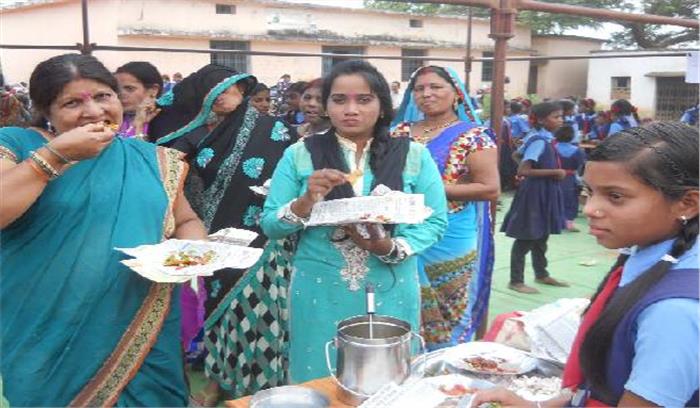 छात्राओं ने शहीदों के नाम पर लगाए गुपचुप व चाट स्टाल