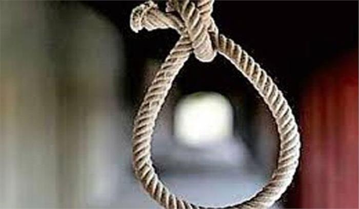 3 बच्चों की मां फांसी पर झूली