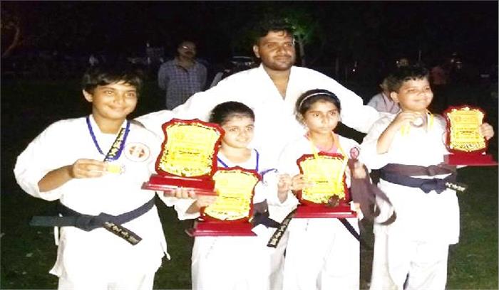 बच्चों ने किया कराटे कौशल का प्रदर्शन