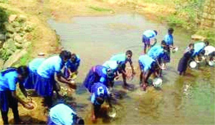 स्कूलों में पानी की सुविधा नहीं दूषित पानी पीने छात्र मजबूर