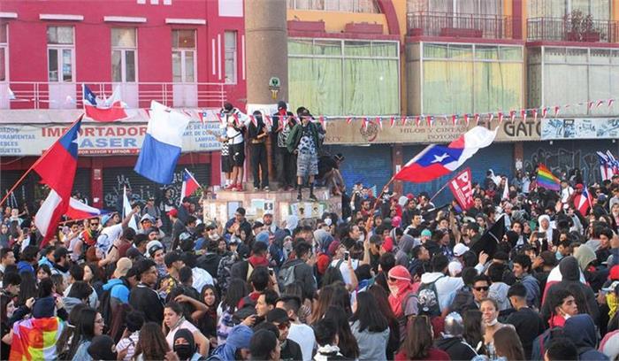 चिली : विरोध प्रदर्शन के महीना लगने पर हजारों ने मार्च निकाला