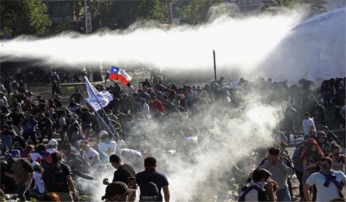 चिली में प्रदर्शनकारियों पर दागे गये आंसू गैस के गोले