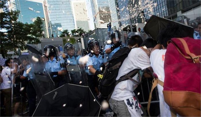  चीन में शिक्षा प्रणाली का विरोध कर रहे लोगों को पुलिस ने हिरासत में लिया