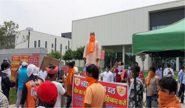 चीनी मोबाइल कंपनी के गेट पर ताला लगाने के लिए हिंदू रक्षा दल के खिलाफ मामला दर्ज