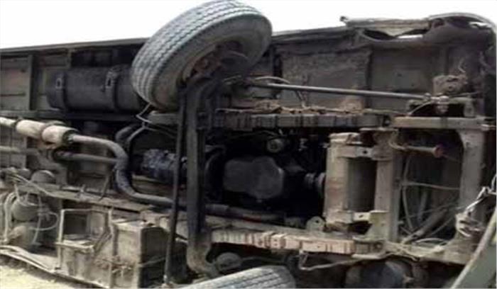 यूपी में मोटरसाइकिल सवार को बचाने की कोशिश में निजी बस पलटी, 24 घायल