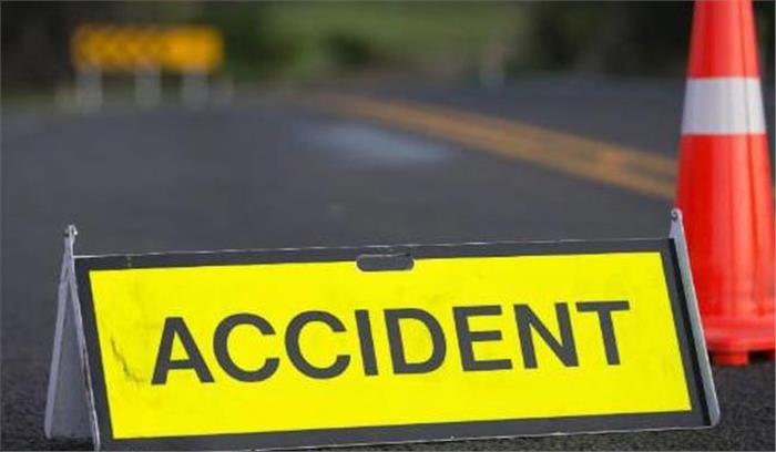 बस पलटने से 10 लोग घायल