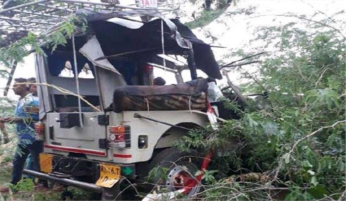 छग : जीप पेड से टकराई, चालक की मौत 2 अन्य घायल