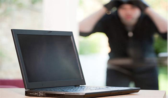 चोरों ने उडाया लैपटॉप और नकदी