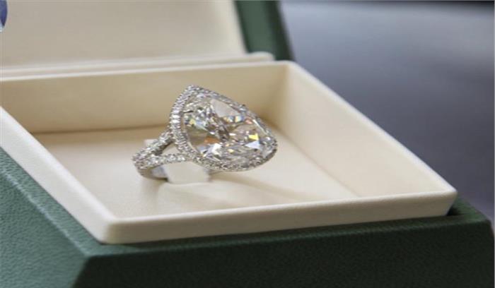 सगाई की अंगूठी के लिए पेरिस हिल्टन ने रखे सुरक्षाकर्मी